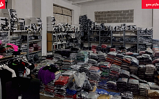 Funkcjonariusze KAS z Warmii i Mazur przejęli kilkadziesiąt ton podrabianej odzieży